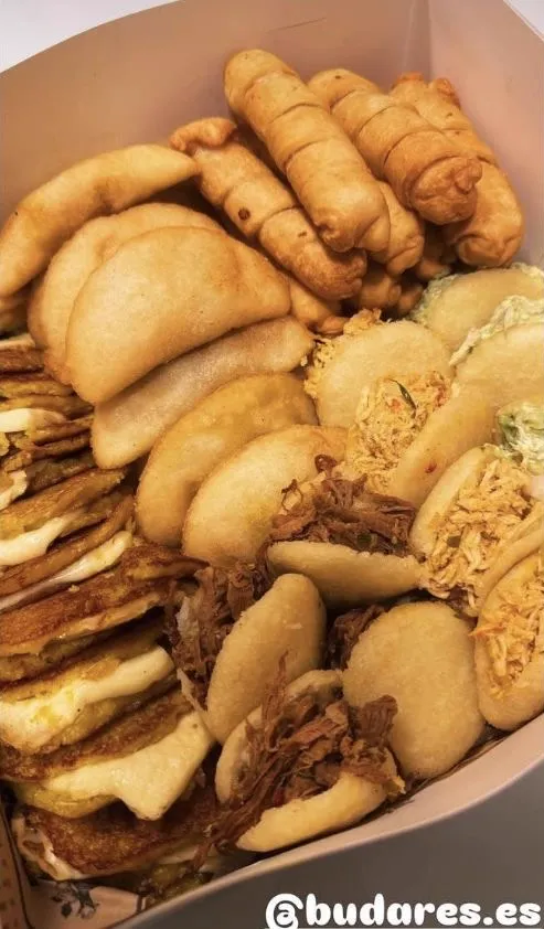 Tabla 'Entren que caben 100' de Budare's: tequeños, mini empanadas, arepitas, tostones y mini cachapas para compartir