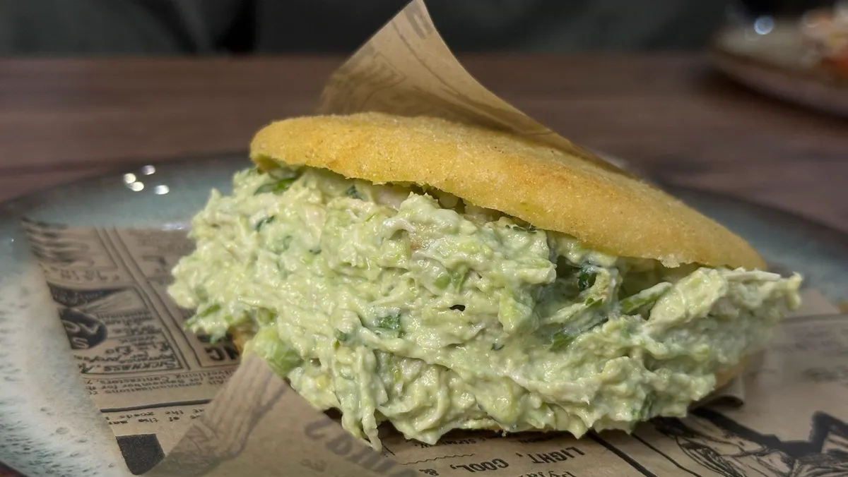 Arepa reina pepiada de Budare's: arepa de maíz dorada rellena de ensalada cremosa de pollo y aguacate