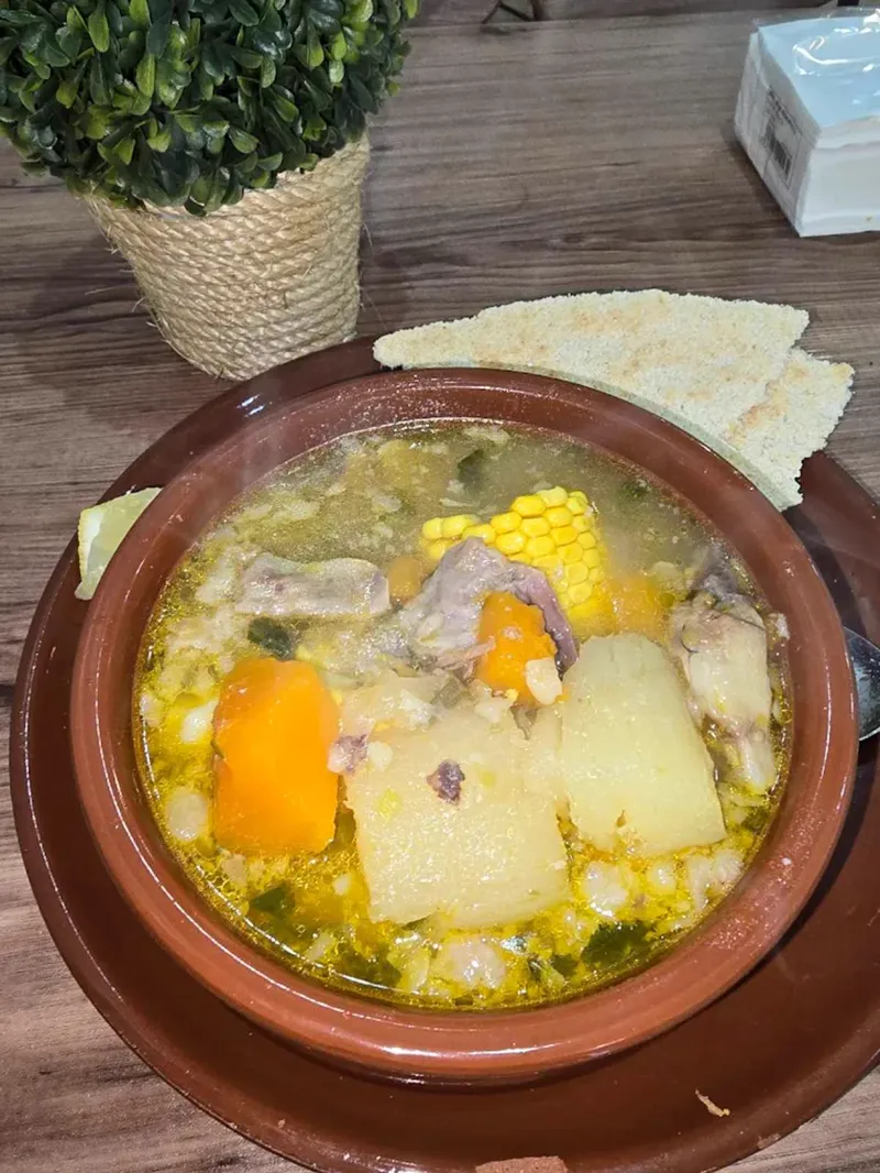 Sopa venezolana casera de Budare's con carne, auyama, papa y maíz en un caldo dorado